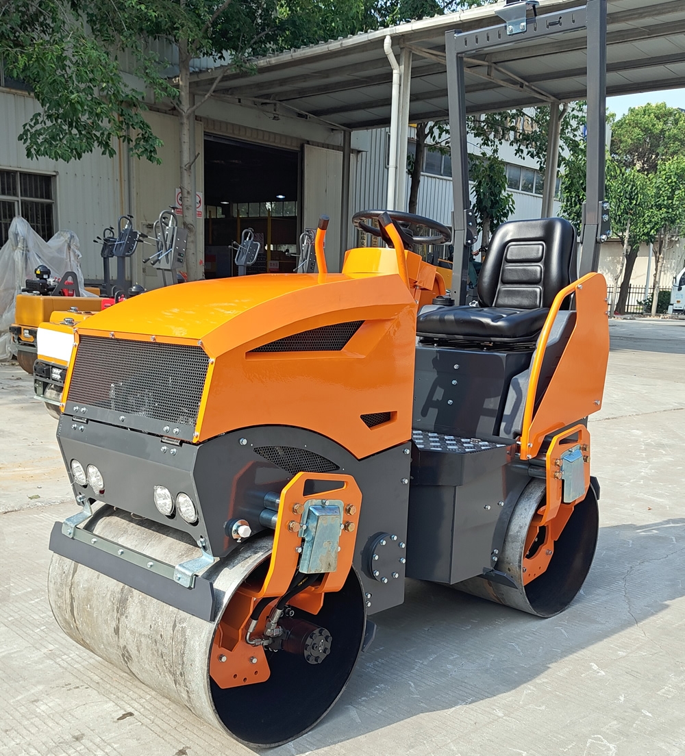 新款1.5噸小型座駕式壓路機BM1500